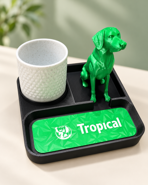 Organizador de escritorio impreso en 3D para Tropical, con lapicero, figura de perro y placa con el logo