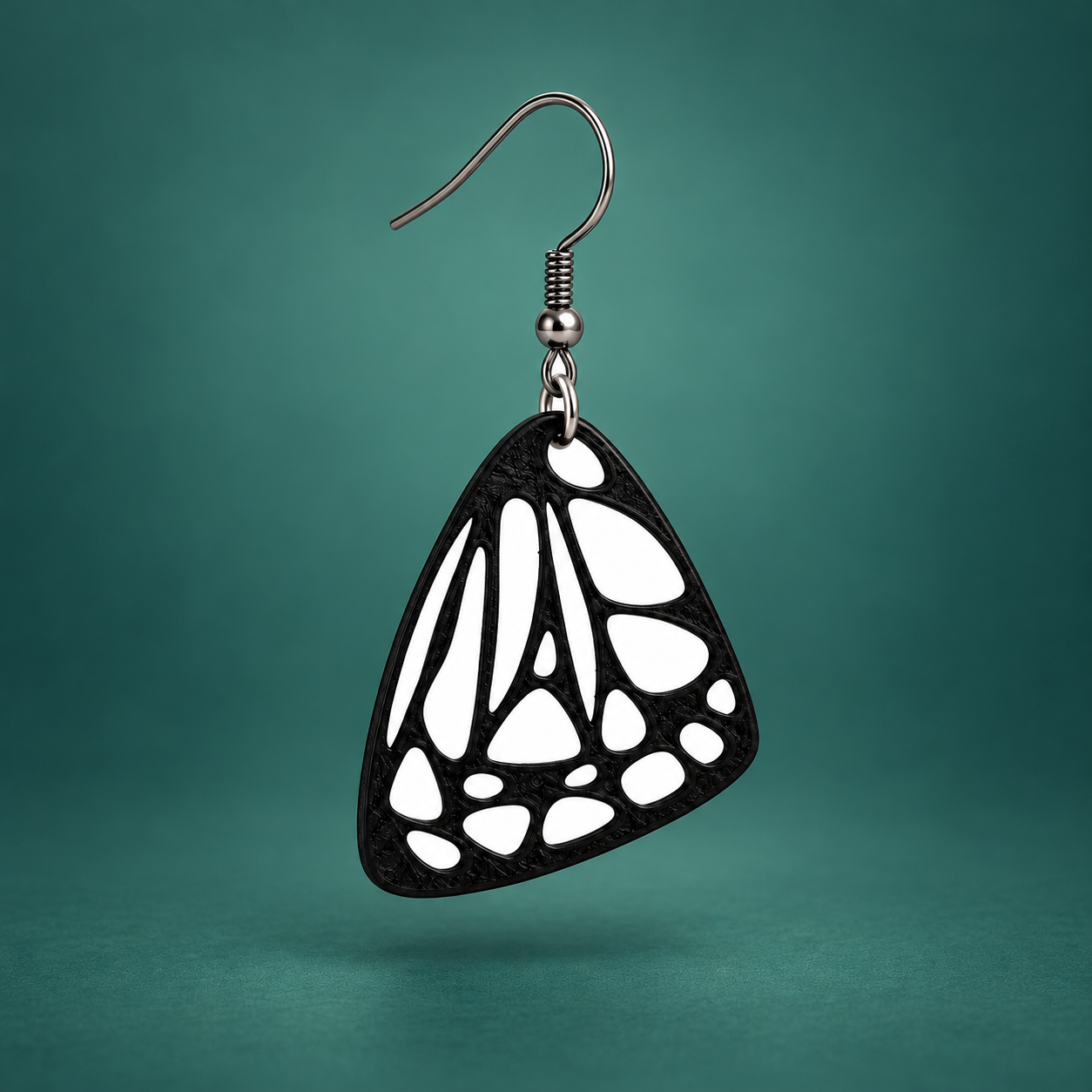 Pendiente impreso en 3D en forma de ala de mariposa, negro y blanco