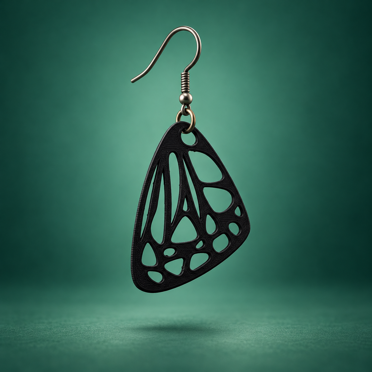Pendiente impreso en 3D en forma de ala de mariposa negro