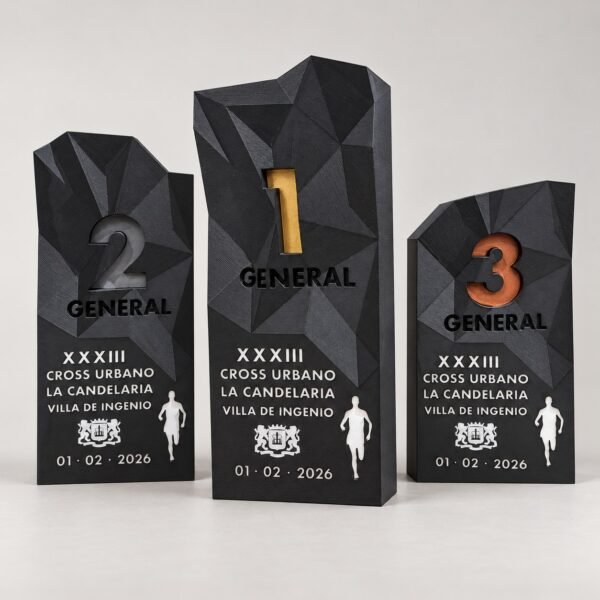 Tres trofeos impresos en 3D para el podio general del XXXIII Cross Urbano La Candelaria Villa de Ingenio, con los números 1, 2 y 3 en oro, plata y bronce