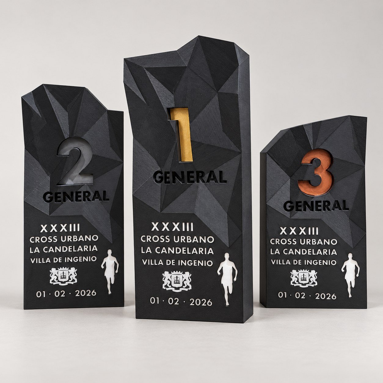 Tres trofeos impresos en 3D para el podio general del XXXIII Cross Urbano La Candelaria Villa de Ingenio, con los números 1, 2 y 3 en oro, plata y bronce